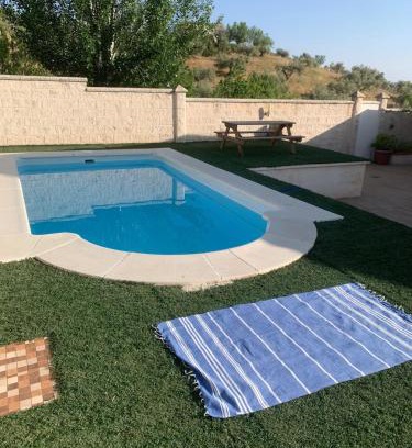 Nivar Casa | Casa abuhardillada con piscina y chimenea