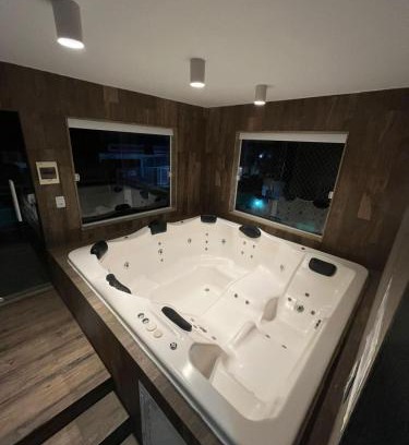 Piratininga Casa | Casa agradável em frente a praia com jacuzzi/spa