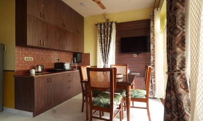 Cooke Town Apartamento | 🌿 Casa Albela | Luxe 4BR Boho-Chic Suite with Balcony in Central Bangalore