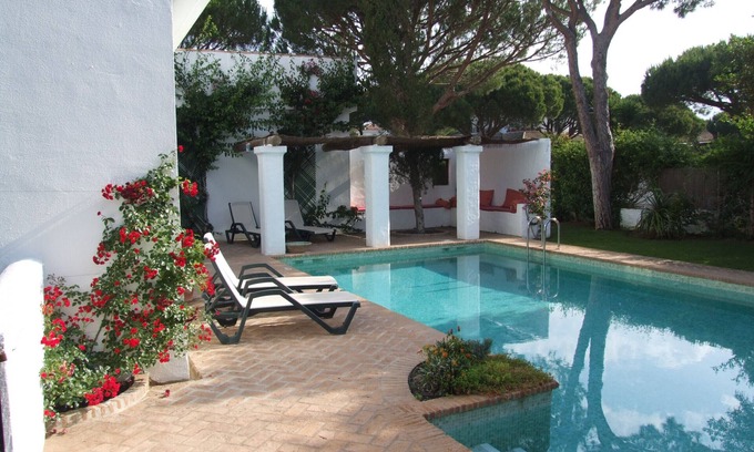 Cabo Roche Villa | Casa Almadraba. Cortijo, patio, playa (200 m)