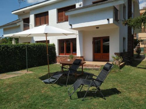 Prades Casa | Casa amb jardí i llar de foc