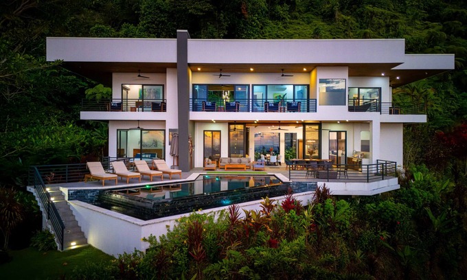 Uvita Casa | Impresionante piscina de lujo con vista al mar de 4 dormitorios