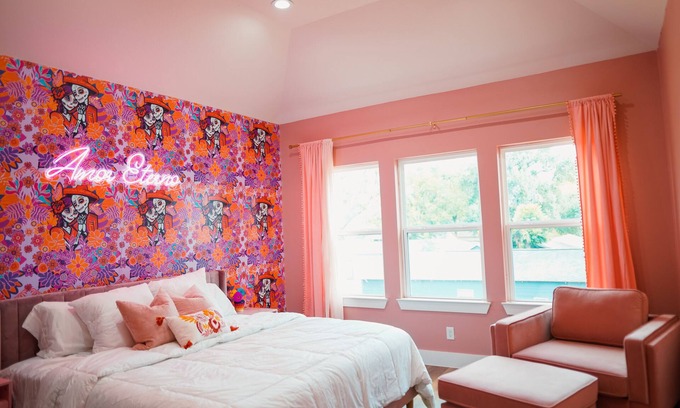 Northside Casa | Casa Amor Eterno Vibrant New 3 bedroom house