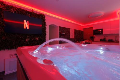 Montfort-sur-Argens Apartamento | CASA AMOR & SPA, appartement suite jacuzzi & piscine chauffée