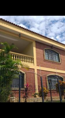 Aparecida Casa | Casa ampla no centro de Aparecida com piscina e garagem