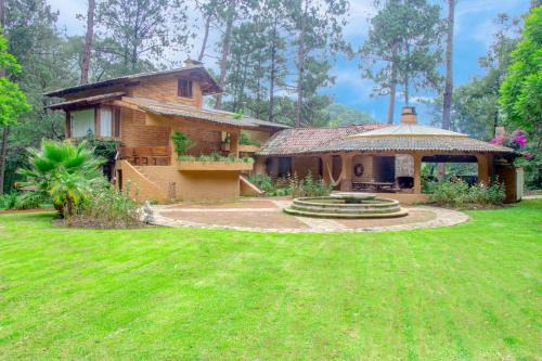 Valle de Bravo Casa | Casa Avándaro con alberca, Río, Bosque y Cocinera!