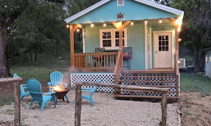 Bandera Casa | Casa Azul - Cozy cabin centrally located downtown Bandera