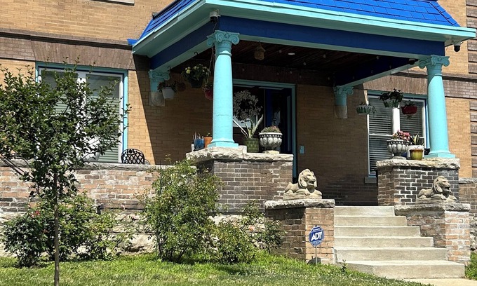 Westport Casa | CASA AZUL DE VIDA. 1 min next to the Street Car.