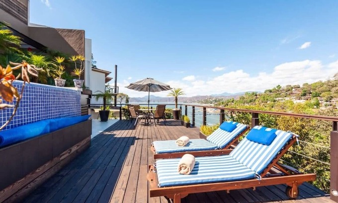 Valle de Bravo Casa | Casa Azul: En Avándaro con terraza y vista al lago
