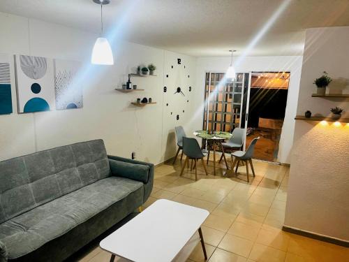 Leon Casa | Casa B Héroes León