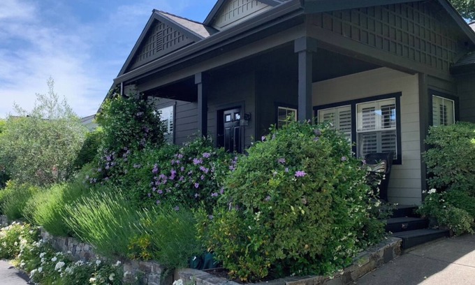 Yountville Casa | Casa Barbera in North Yountville. Newly remodeled kitchen, pool, jacuzzi, steam