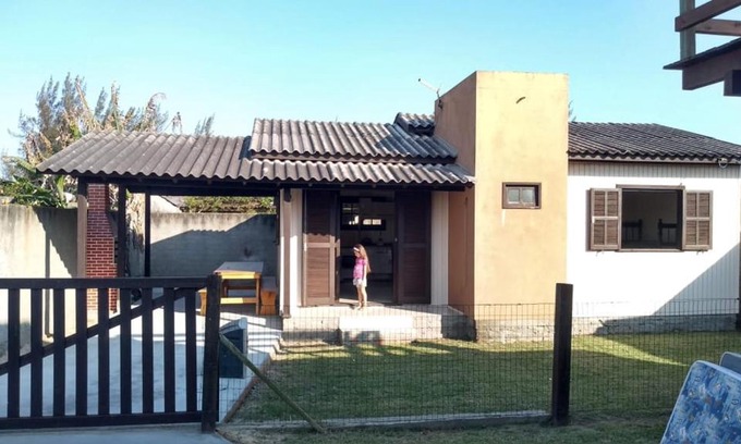 Balneario Arroio do Silva Casa | Casa bege Bal Arroio do Silva com internet