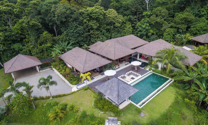 Dominical Casa | Casa Bellavia: Balinese Ocean-View Masterpiece on 25 Acres, Huge Pool, Fire Pit