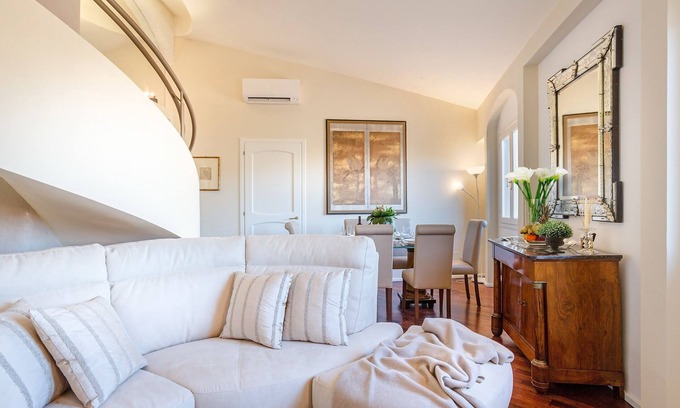 Duomo Apartamento | Ático actualizado de lujo con ascensor 3 habitaciones 3 baños en el centro