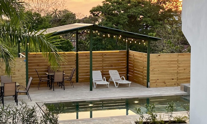 Manuel Antonio Casa | Casa Blanca: 5 Apartments + Pool & Jacuzzi - Super Central!