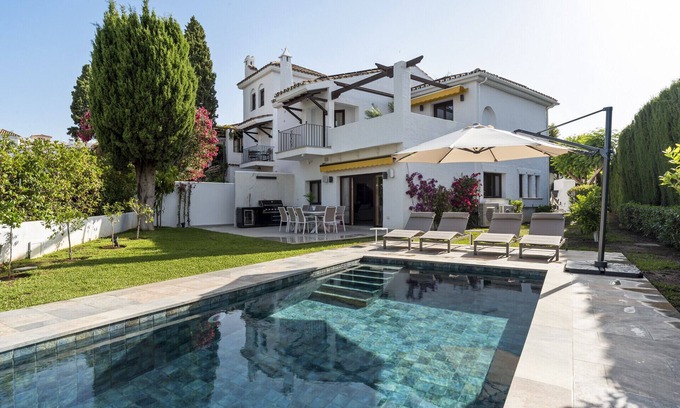 Marbella Chalet De Esquí | Casa Blanca Mar - Peaceful & stunning 4 bed Townhouse!