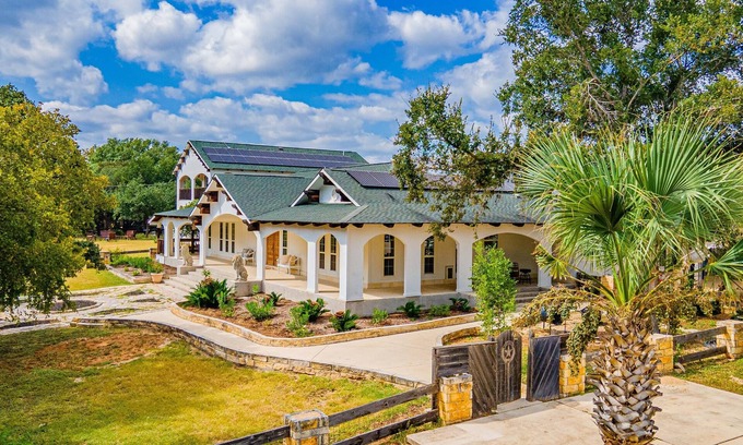 Ingram Casa | Casa Blanca Main House, By River, 10 Beds, Patio, Grills, Group-Friendly