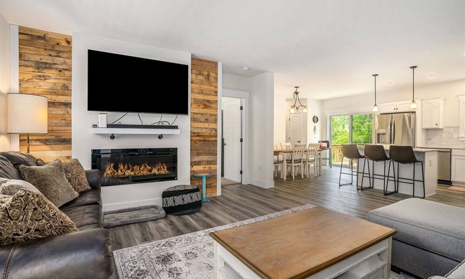 Miami Park Casa | Casa Blanca | New Alluring Lake MI Retreat | Dog-friendly | Fireplace | Hot Tub