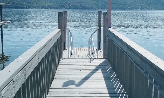 Clearlake Park Casa | Casa Blanca waterfront house with private pier , sleeps 8. 4 bedrooms, 3 Bath