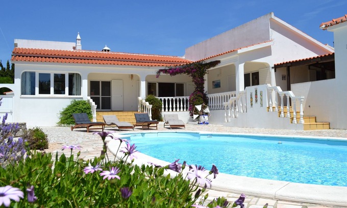 Aljezur Villa | Casa Borboleta Villa bien mantenida con vistas al mar, amplio jardín y piscina, ubicación de ensueño