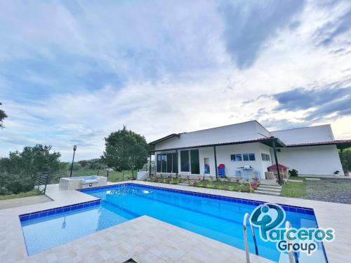Pereira Casa | Casa Campestre En Via Principal Por Parceros Group