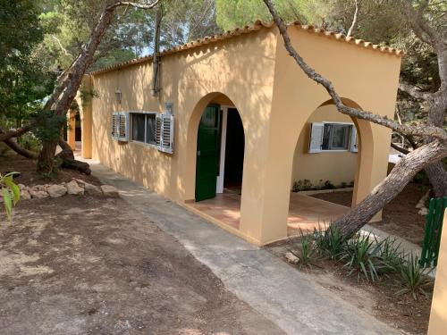 Es Calo Casa | Casa Carmencita, immersa nel verde a due passi da mare