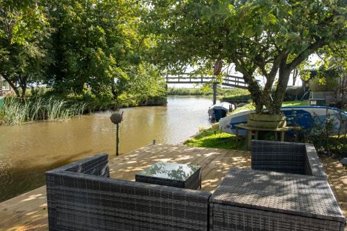 Wanswert Casa | Casa Caro, holiday home in Friesland next to water