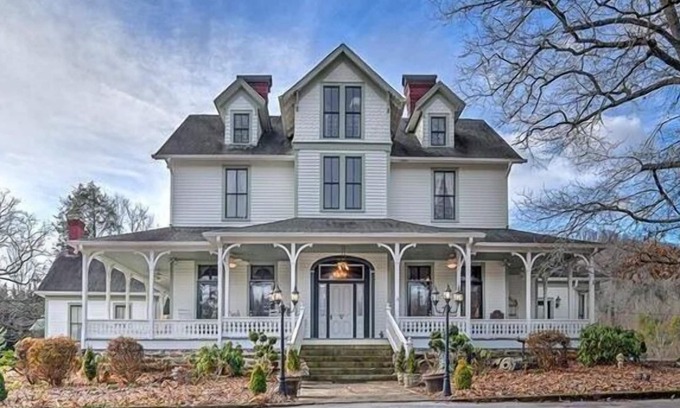 Hendersonville Casa | Casa Carolina Estate: Beautiful Victorian Mansion on 5 acres in Hendersonville!