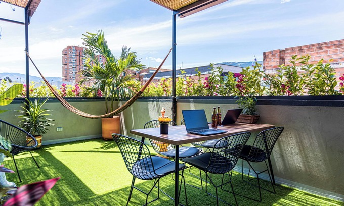 Laureles - Estadio Apartamento | Casa Colibri - Modern 5 BR, Spacious Green Terrace, Jacuzzi / Hot-Tub, Quiet