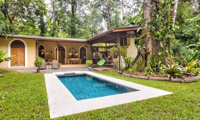 Chiguata Villa | Casa Color Caribe. Elegante villa con piscina y zona BBQ