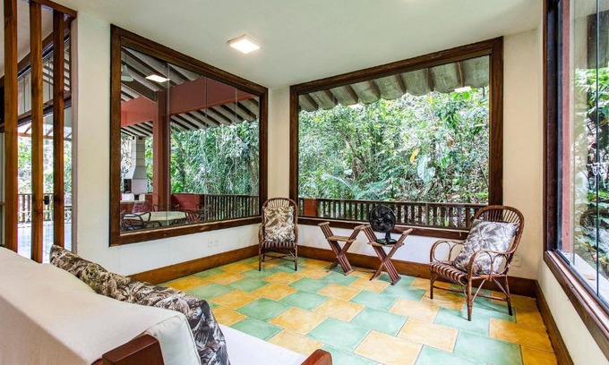 Cidade Jardim Tom Casa | Casa com área gourmet em condomínio perto da praia