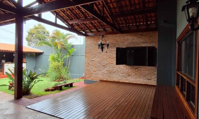 Sao Carlos Otro | Casa com ares de campo na cidade. Deck com redes e bancos, jardim e quiosque.