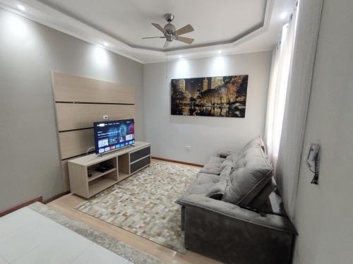 Jardim Gurilandia Casa | Casa com garagem, ar condicionado, sala tv e jantar, cozinha completa e lavanderia