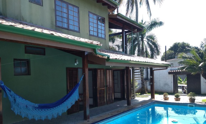 Estufa I Casa | Casa com Piscina e Churrasqueira em Ótima Localização