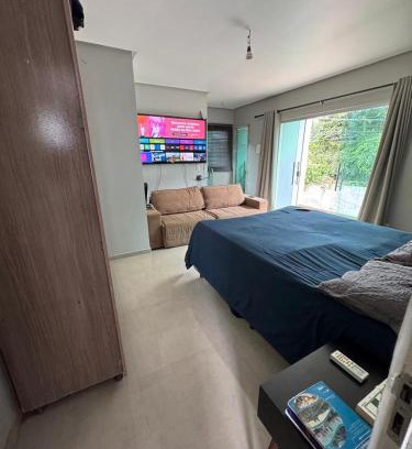 Souza Casa | Casa com suítes e varandas com uma garagem