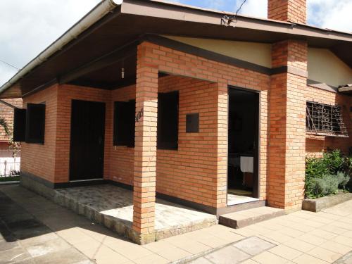 Cambara do Sul Casa | Casa Completa, 300m da Praça, Wi-Fi, 130m quadrados, 4 Camas de Casal, 4 Quartos, Até 11 Pessoas, Quintal com Vasta Área Verde, Varanda nos Fundos, Garagem Coberta 1 Carro, Estacionamento Interno 2 Carros, Churrasqueira, Fogão a Lenha