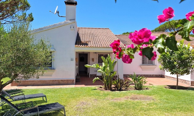Cabo Roche Casa | Casa Concha, vacation home near the sea with garden and private pool, A/C & WIFI