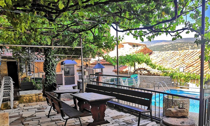 Tronchon Cabaña | CASA RURAL PARA GRUPOS GRANDES CON ZONA EXTERIOR DE BARBACOA Y COMEDOR GRANDE