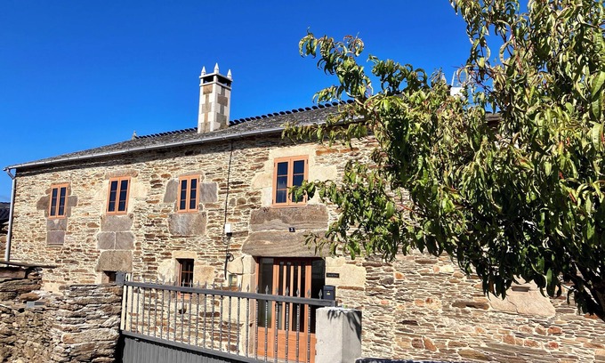Portomarin Casa | Casa da Forxa is a renovated former forge/ smithy in lovely hamlet setting.