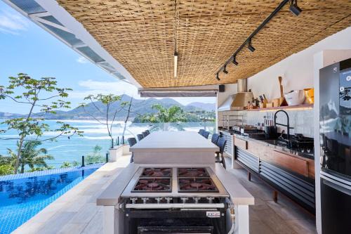 Tenorio Casa | “Casa de alto padrão com ampla vista para o mar.”