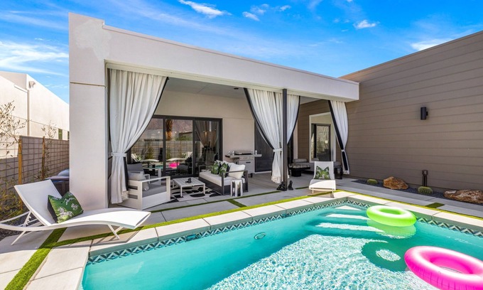Palm Springs Casa | Casa De Amore Summary