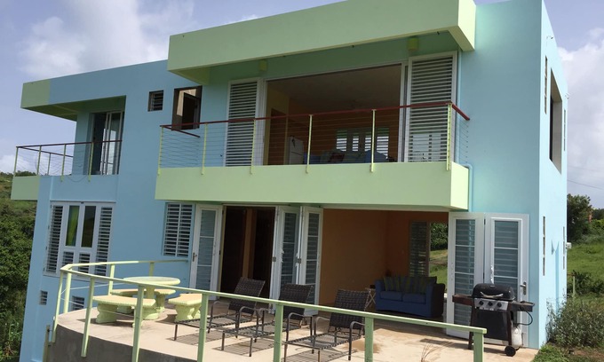 Villa Borinquen Casa | "Casa de Falcon" en una colina ventosa con vistas espectaculares del océano