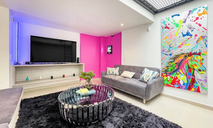 Calle 100 Casa | ♛Casa de Heroes. Artsy & Authentic nearby Zona T♛