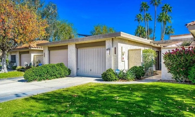 Sunrise Vista Chino Condominio | Casa de Luz in sunny Palm Springs