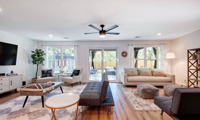 Pecan Springs Springdale Casa | Casa De 🏡Moderno Este😎: Spacious Stylish Digs