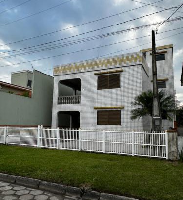 Pontal do Parana Casa | Casa de praia com boa ventilação garagem coberta para 3 carros 50m da praia