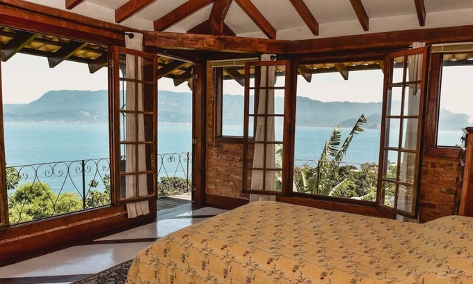Ilhabela Casa | Casa de Praia em Condomínio Fechado com Churrasqueira e Piscina à Beira mar