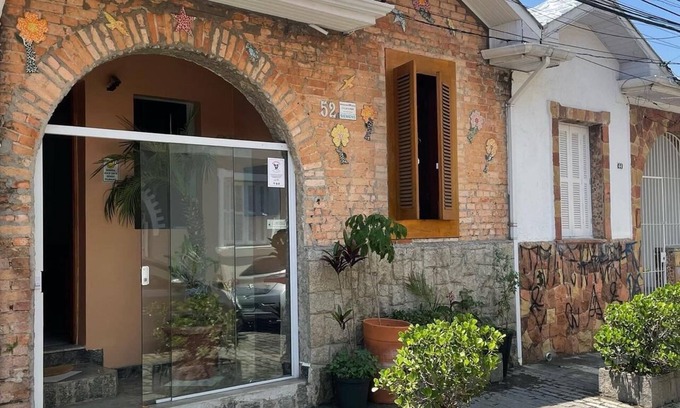 Pinheiros Casa | Casa de Tijolos com Churrasqueira Vila Fechada