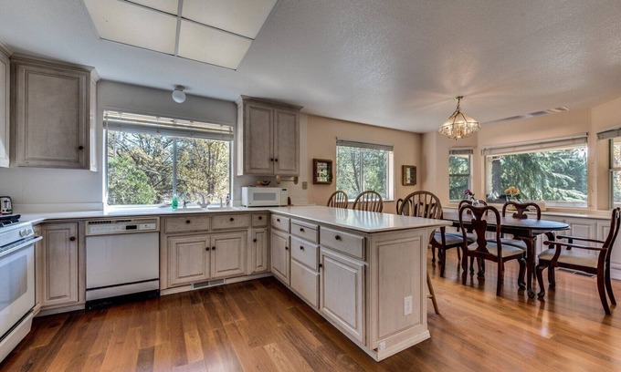 Groveland Casa | Casa Del Lago - Only 200 Yards from the Beach by Yosemite Region Resorts