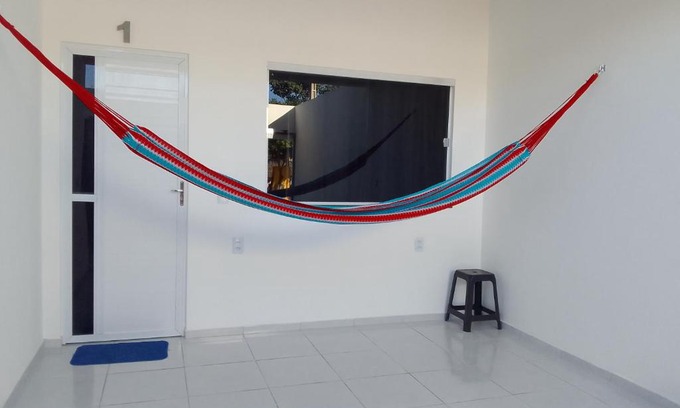 Prea Apartamento | Casa do Bruno - Apartamento terreo - 1 - Terra - Quarto e sala com cozinha americana na praia do preá-CE